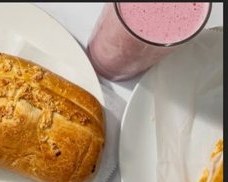 Batido de fruta natural de La Semilla, con pan de queso
